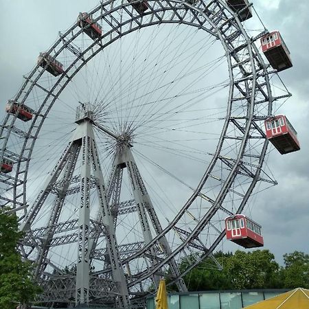 Center ! 2 Stops From The City Center! เวียนนา ภายนอก รูปภาพ